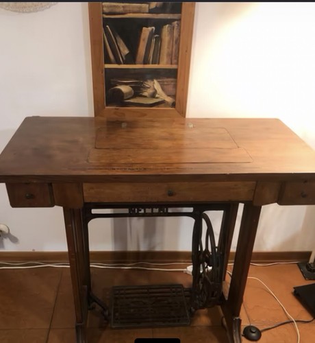 Tavolino con antica macchina